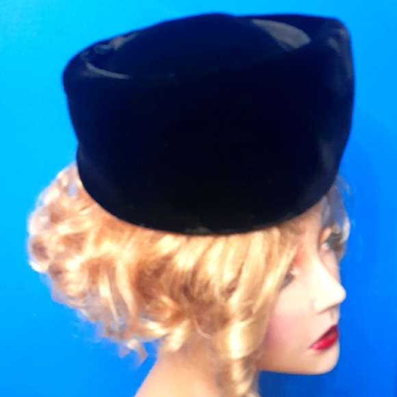 Vtg Evelyn Varon Black Velour Hat - Picture 2 of 5